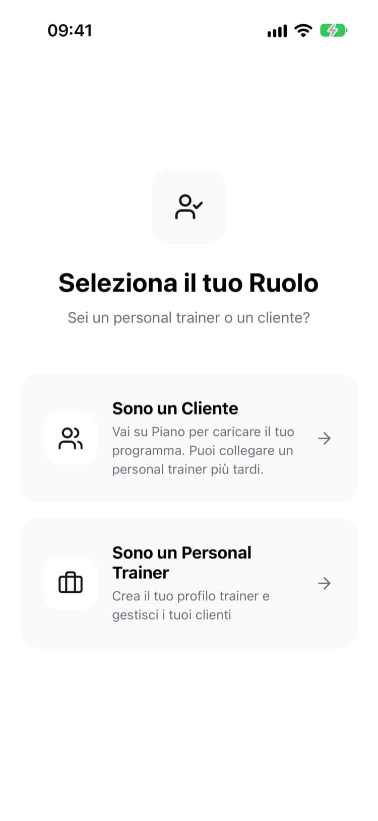 Schermata Seleziona il tuo Ruolo dell'app: la scheda Sono un Cliente dice di andare su Piano per caricare il programma e che puoi collegare un personal trainer più tardi; sotto, la scheda Sono un Personal Trainer.